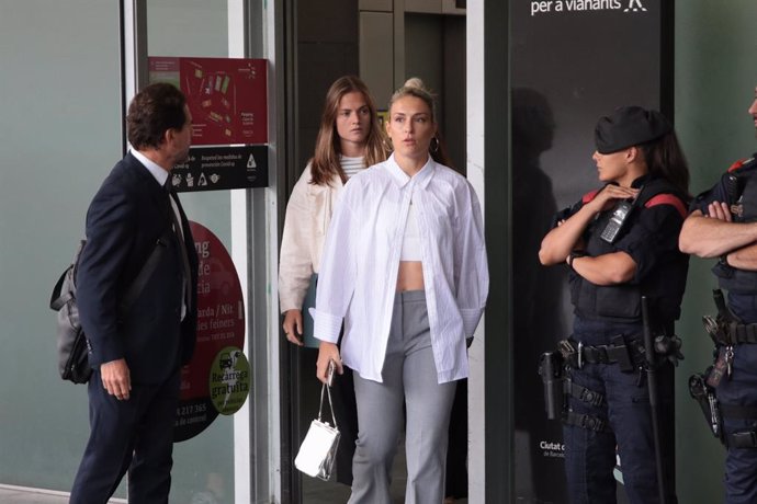 Las jugadoras de la selección Alexia Putellas (2d) e Irene Paredes (2i) a su llegada para declarar vía telemática en la Ciutat de la Justícia, a 2 de octubre de 2023, en Barcelona, Catalunya (España). 
