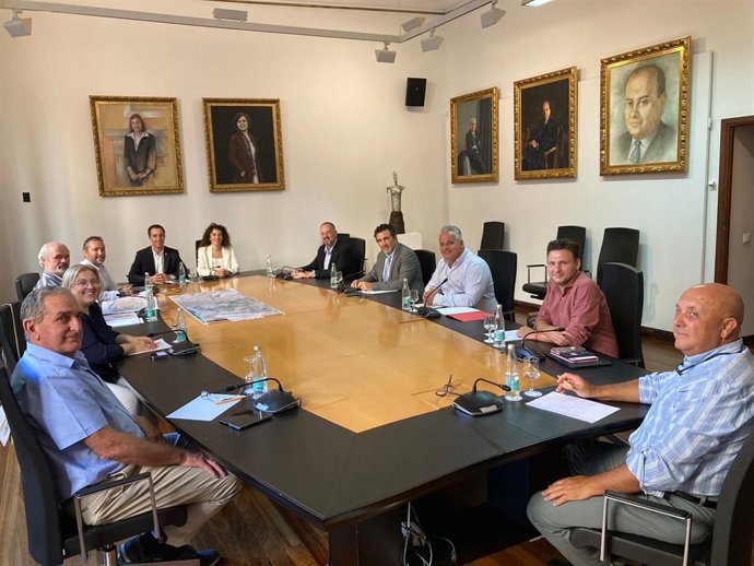 El presidente del Consell, Lloren Galmés, con los alcaldes y concejales del área metropolitana de Palma