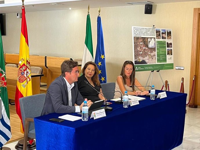 El alcalde de El Ejido (Almería), Francisco Góngora, la consejera de Agricultura, Carmen Crespo, y la delegada de la Junta en Almería, Aránzazu Martín.