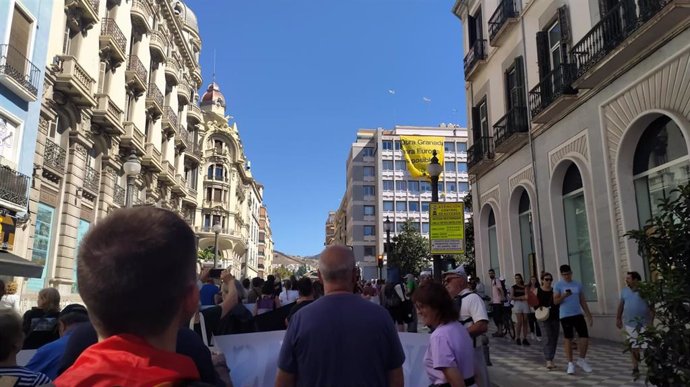 Manifestantes por las calles de Granada bajo el lema 'Otra Europa es posible'.