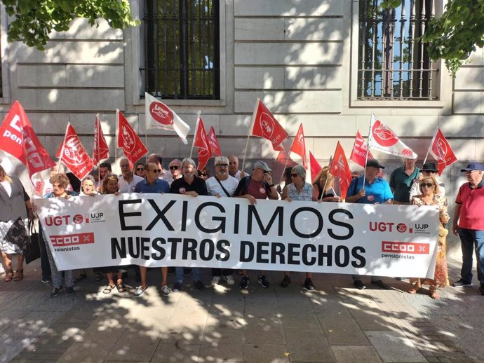 Jubilados y pensionistas de Cantabria se concentran frente a la Delegación del Gobierno en Santander para exigir la constitución del Consejo del Mayor.