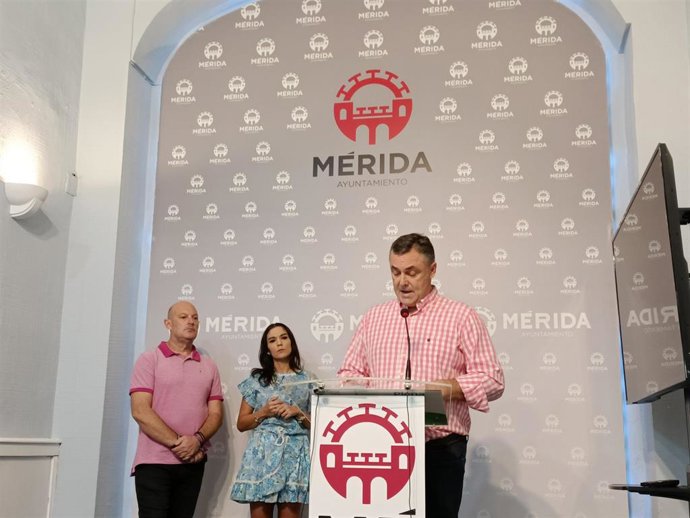 El director gerente de Plena Inclusión Extremadura, Sebastián González, en rueda de prensa este lunes en el Ayuntamiento de Mérida junto con la delegada de Formación para el Empleo, Pilar Amor, y el delegado de Recursos Humanos, Julio César Fuster