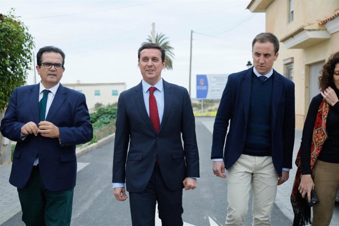 Archivo - El presidente de la Diputación de Almería, Javier Aureliano García, visita Vera