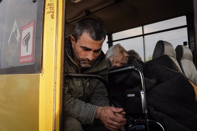 Un grupon de civiles en un autobús de evacuación de personas desde Stepanakert, capital de la autoproclamada república de Nagorno Karabaj, territorio recuperado por Azerbaiyán en septiembre