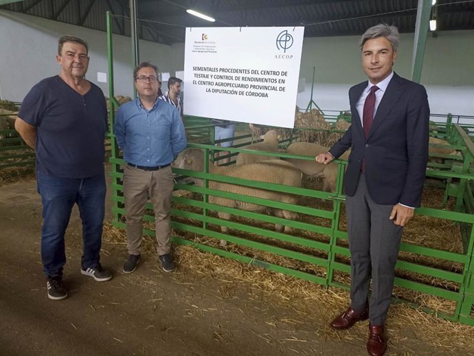 El vicepresidente primero y delegado de Infraestructuras, Sostenibilidad y Agricultura de la Diputación de Córdoba, Andrés Lorite (dcha.), en la Feria Internacional Ganadera de Zafra.