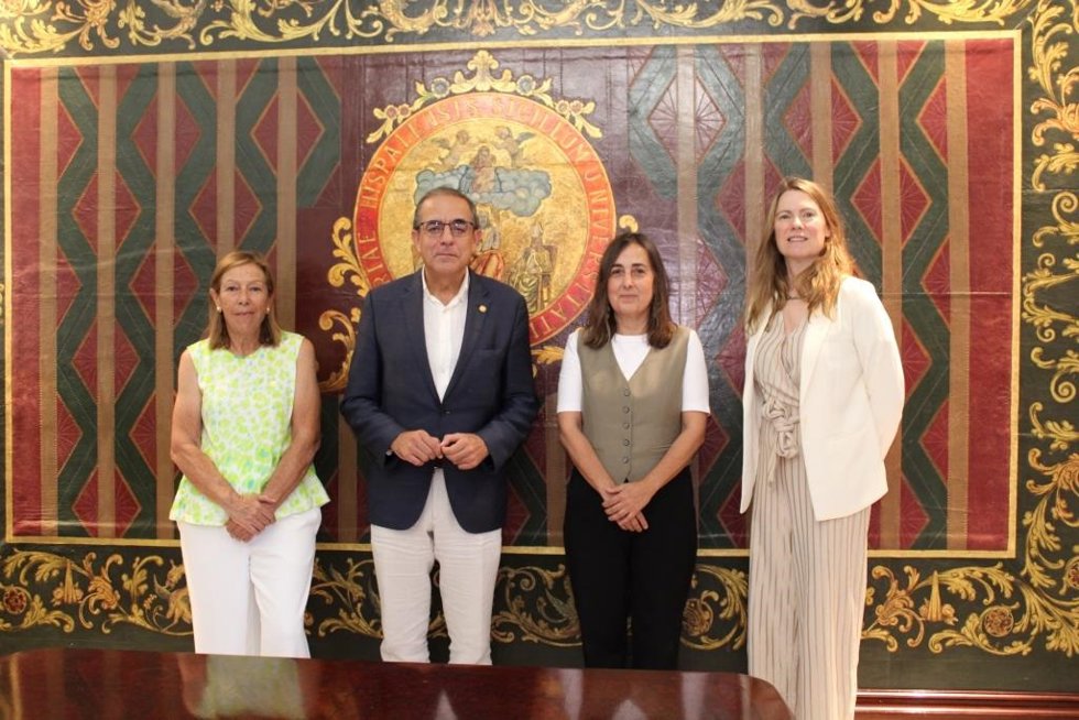 El rector de la Universidad de Sevilla, Miguel Ángel Castro, con representantes de la Universidad de Cambridge.