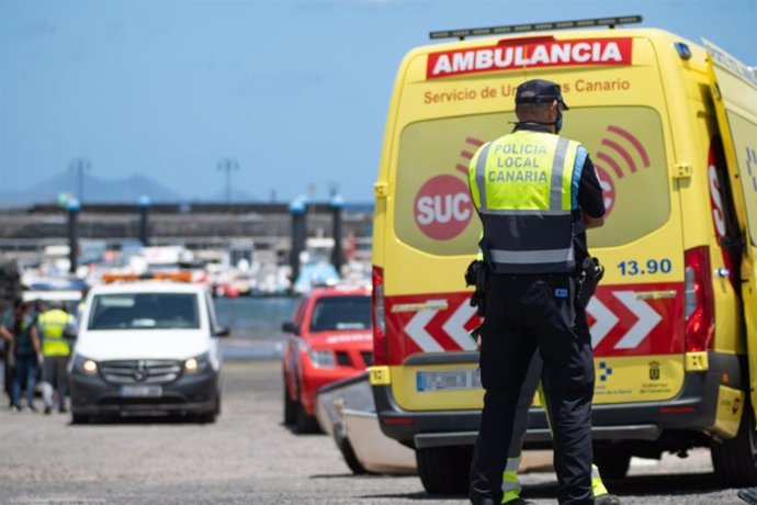 Archivo - Un agente de Policía Local Canaria, en la zona donde se ha localizado el cuarto cadáver, procedente de una lancha neumática que naufragó ayer por la noche, en el puerto de Órzola, en el norte de Lanzarote, a 18 de junio de 2021, en Lanzarote, 