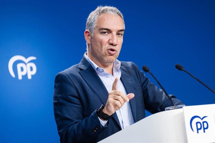 El coordinador general del PP, Elías Bendodo, ofrece una rueda de prensa posterior a la reunión del Comité de Dirección del Partido Popular, a 2 de octubre de 2023, en Madrid (España). Durante la comparecencia, Bendodo ha hecho referencia al nuevo proce