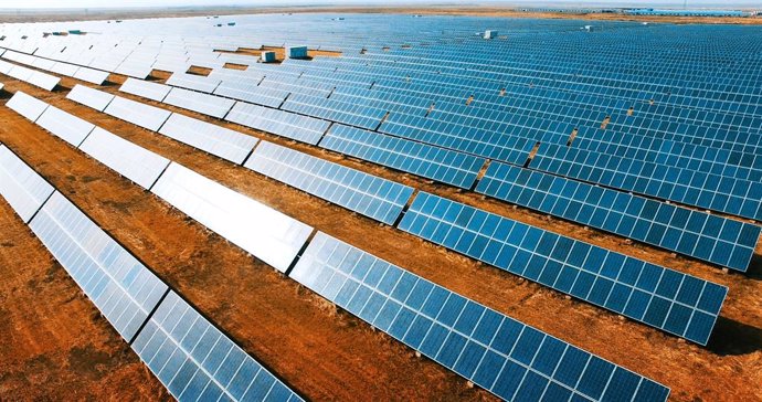 Archivo - Planta de energía solar fotovoltaica.