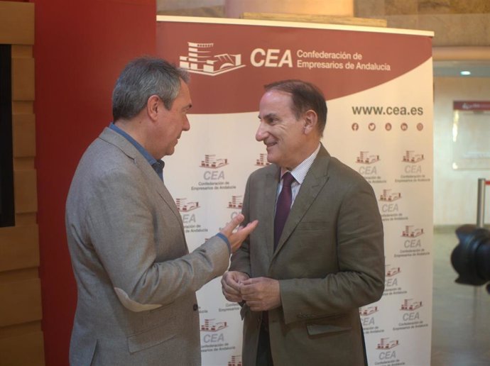 El secretario general del PSOE de Andalucía, Juan Espadas, y el secretario general de la Confederación de Empresarios de Andalucía (CEA), Javier González de Lara, este lunes en Sevilla.