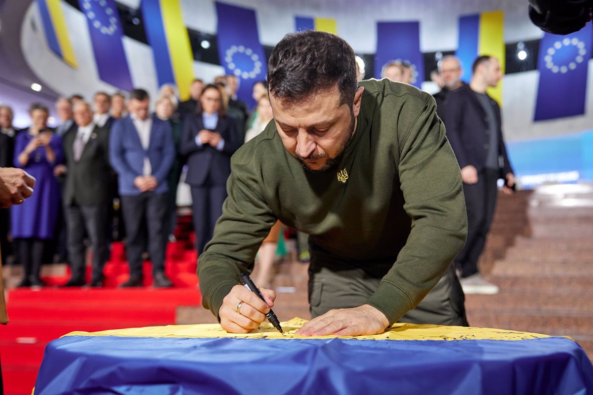 Zelensky signs a law to transfer the salaries of military prisoners to their families