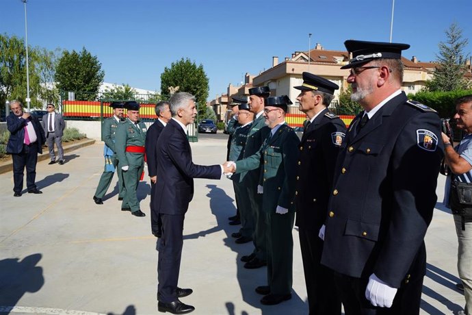 El ministro del Interior en funciones, Fernando Grande-Marlaska (c), saluda a su llegada a la inauguración del nuevo cuartel de la Guardia Civil en Santa Marta de Tormes, a 2 de octubre de 2023, en Salamanca, Castilla y León (España). 
