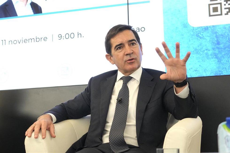Archivo - El presidente de BBVA, Carlos Torres Vila, interviene en un encuentro empresarial en la biblioteca de Deusto, a 11 de noviembre de 2022, en Bilbao, País Vasco (España). Durante el encuentro, se ha abordado el contexto económico actual, los pri