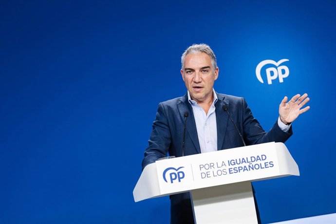 El coordinador general del PP, Elías Bendodo, ofrece una rueda de prensa posterior a la reunión del Comité de Dirección del Partido Popular, a 2 de octubre de 2023, en Madrid (España). Durante la comparecencia, Bendodo ha hecho referencia al nuevo proce