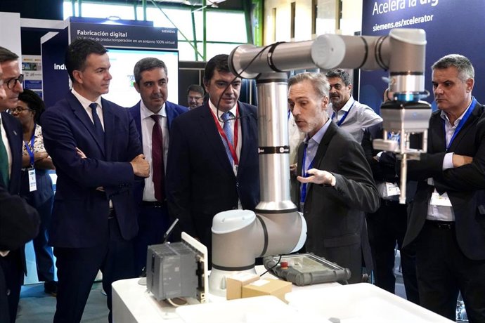 El ministro de Industria, Comercio y Turismo en funciones, Héctor Gómez  (i), asisten al acto inaugural del VI Congreso Nacional de Industria y Pyme a 02 de octubre del 2023 en Málaga (Andalucía, España)