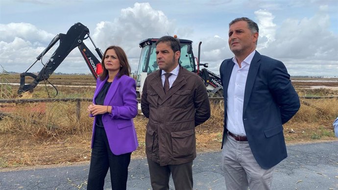 El delegado de Sostenibilidad, Medio Ambiente y Economía Azul de la Junta en Huelva, Pedro Yórquez (centro), junto al alcalde de Moguer, Gustavo Cuéllar,  ha visitado la Vereda de la Senda de las Marismas.