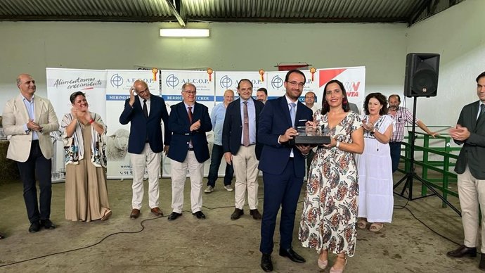 La diputada de Medio Ambiente, Transición Ecológica, Agricultura y Ganadería, Angélica García, recoge uno de los premios en la Feria Internacional de Zafra