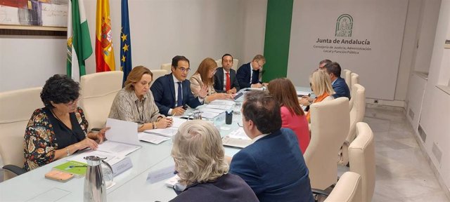 Reunión de la Comisión Mixta entre la Consejería de Justicia y la Fiscalía Superior de Andalucía presidida por el consejero, José Antonio Nieto, y la Fiscal Superior, Ana Tárrago.
