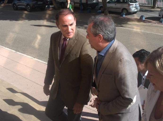 El presidente de la Confederación de Empresarios de Andalucía (CEA), Javier González de Lara, y el secretario general del PSOE-A, Juan Espadas, este lunes en Sevilla.