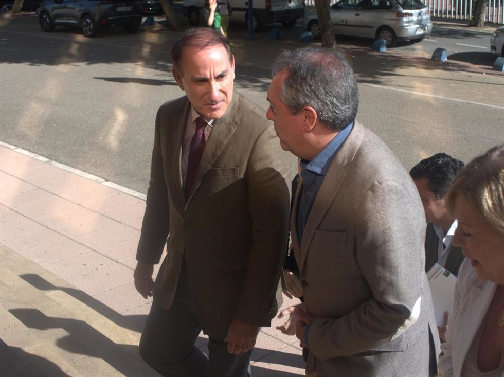 El presidente de la Confederación de Empresarios de Andalucía (CEA), Javier González de Lara, y el secretario general del PSOE-A, Juan Espadas, este lunes en Sevilla.