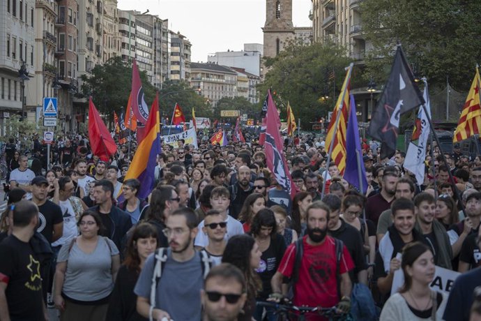 Archivo - Asistentes durante la manifestación convocada por la Comissió 9Octubre bajo el lema: Guanyar Sobiranies, a 9 de octubre de 2022