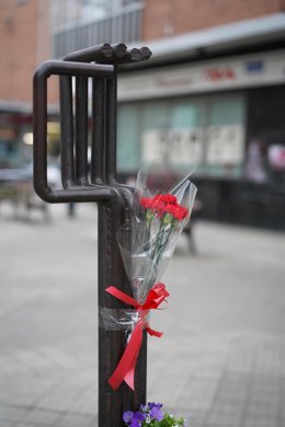Archivo - Flores en el monumento erigido a las víctimas del 3 de marzo 