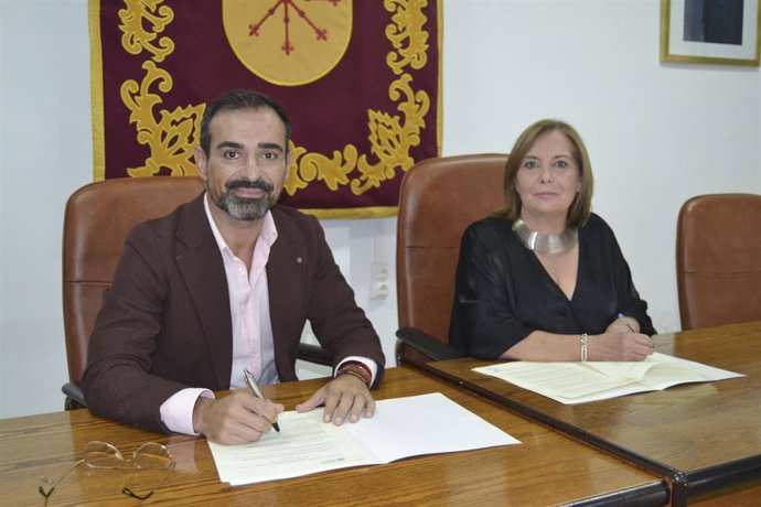 El presidente de Iprodeco, Félix Romero, en la firma con la alcaldesa de Cardeña, Catalina Barragán.