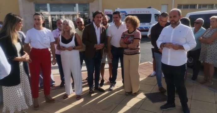 Los socialistas a las puertas del Hospital Virgen de la Bella de Lepe.