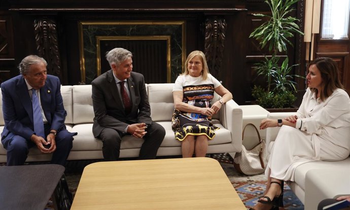 L'alcaldessa de Valncia, María José Catalá (1d), en la reunió amb representants de la Real Acadmia de Cultura Valenciana, Lo Rat Penat, l'Ateneu Mercantil i el Casino d'Agricultura.
