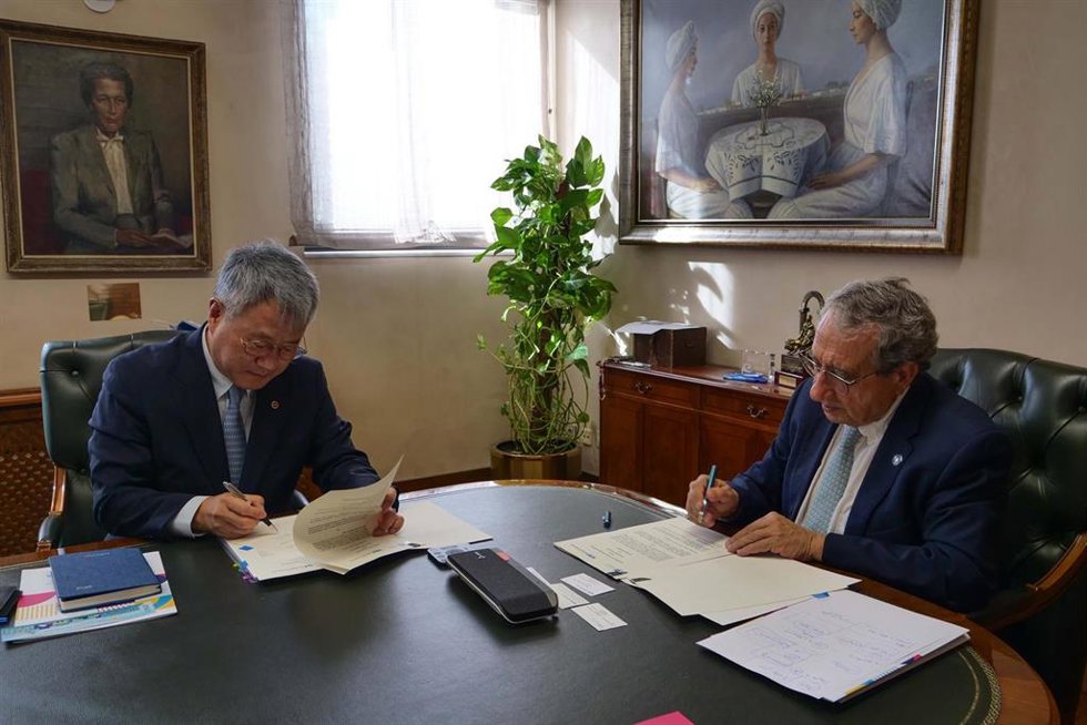 El rector de la Universidad de Málaga, José Ángel Narváez, y el presidente de la Universidad de Soongsil (Seúl, Corea del Sur), Beomsik Jang, suscriben un convenio