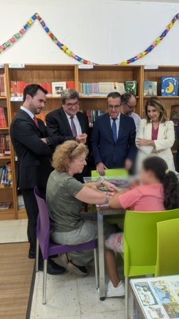 El ministro de Inclusión, Seguridad Social y Migraciones, José Luis Escrivá, visita una sesión del proyecto 'Lecxit'