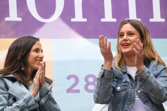 Archivo - La secretaria general de Podemos, Ione Belarra, y  la última candidata de Podemos, IU y Alianza Verde a la Presidencia de la Comunidad de Madrid, Alejandra Jacinto, durante un acto de campaña, a 20 de mayo de 2023, en Madrid (España). 