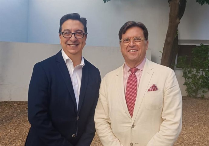 Archivo - El coordinador estratégico de Sevilla City One, Francisco Morcillo (i), y el gerente de Sevilla City Office, Antonio Castaño (d).