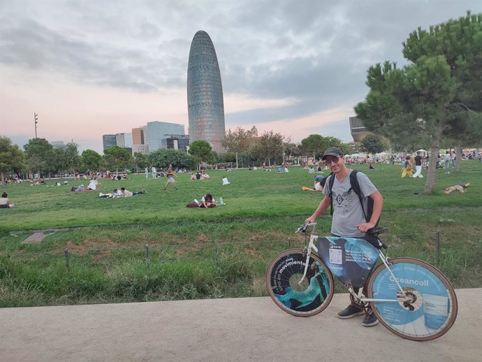 Varón posa con bicicleta patrocinada por Oceancoll.