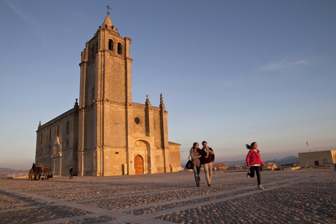Archivo - Iglesia de la Fortaleza de la Mota