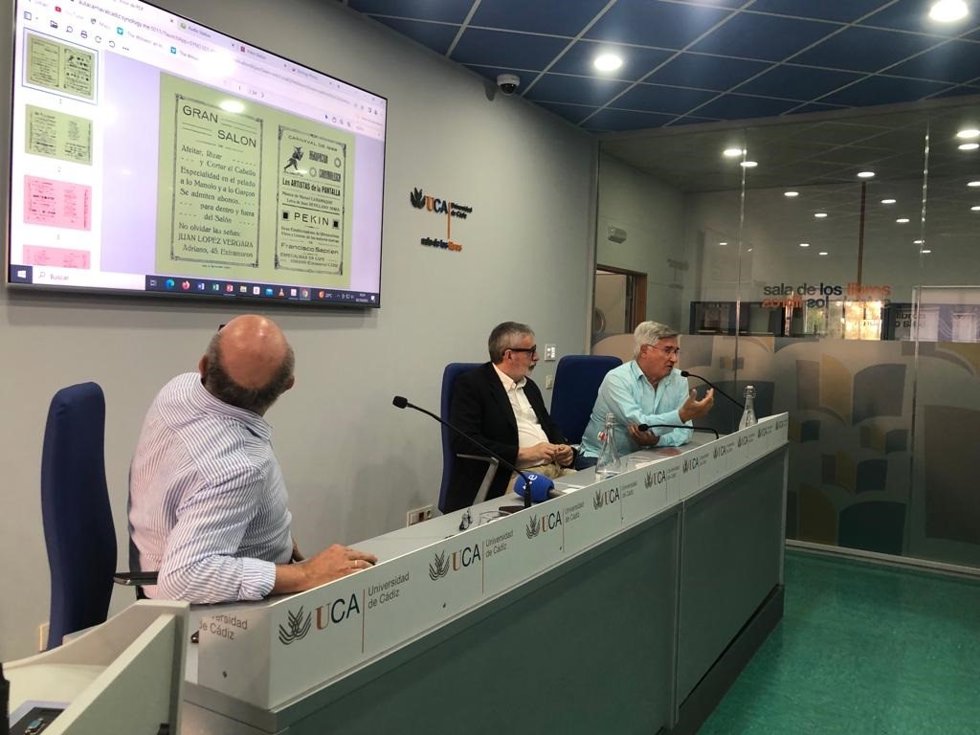 La Universidad de Cádiz y el Aula de Cultura del Carnaval de Cádiz han presentado este lunes la nueva plataforma documental digitalizada del Carnaval de Cádiz.