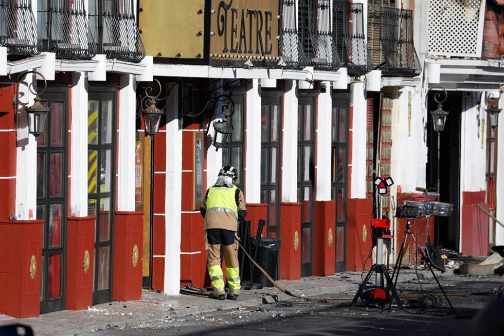 Bomberos de Murcia trabajan frente al Teatre, en la zona de ocio de Las Atalayas, donde ocurrió el incendio, a 2 de octubre de 2023, en Murcia, Región de Murcia (España). El Delegado del Gobierno de la Región de Murcia ha comunicado que se han localizad