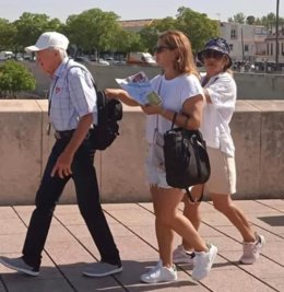 Un turista es víctima de un supuesto hurto mientras cruza el Puente Romano.