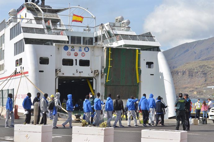 Migrantes esperan a ser trasladados en El Hierro, Canarias (España).