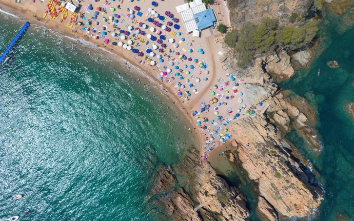 Archivo - Numerosas personas disfrutan de un día de playa en la Costa Brava, a 30 de julio de 2023, en Tossa de Mar, Girona, Cataluña (España).   