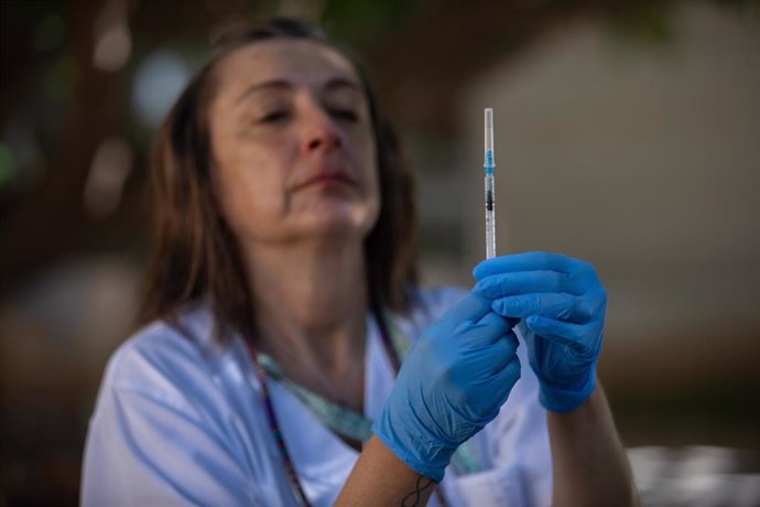 Una sanitaria prepara la vacuna durante el inicio de la campaña de vacunación, a 26 de septiembre de 2023, en L'Hospitalet de Llobregat, Barcelona, Catalunya (España).