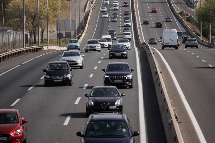 Archivo - Circulación moderada en la autovía del Sur, la A-4, a la altura de Valdemoro, a 9 de abril de 2023, en Madrid (España). Hoy se lleva a cabo la primera fase de la operación retorno de Semana Santa en algunas autonomías. Las Comunidades Autónoma