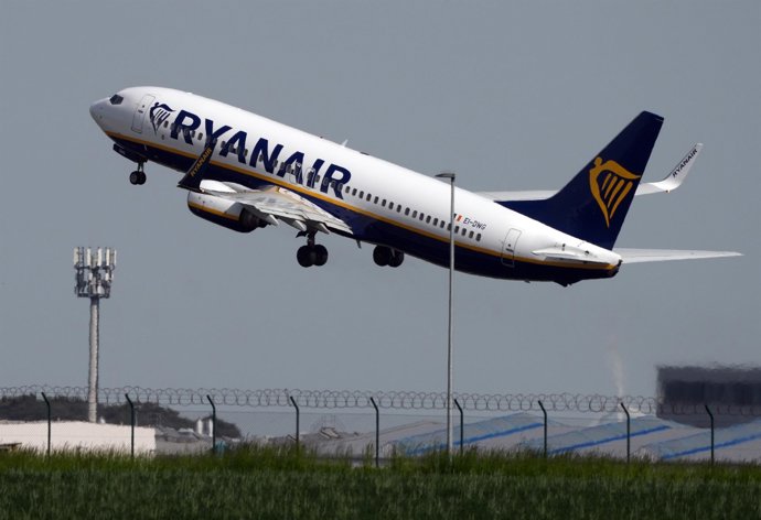 Archivo - Arxiu - FILED - 22 May 2023, Schoenefeld: A Boeing 737 of the airline Ryanair takes off from Berlin Brandenburg Airport (BER) "Willy Brandt". Photo: Soeren Stache/dpa