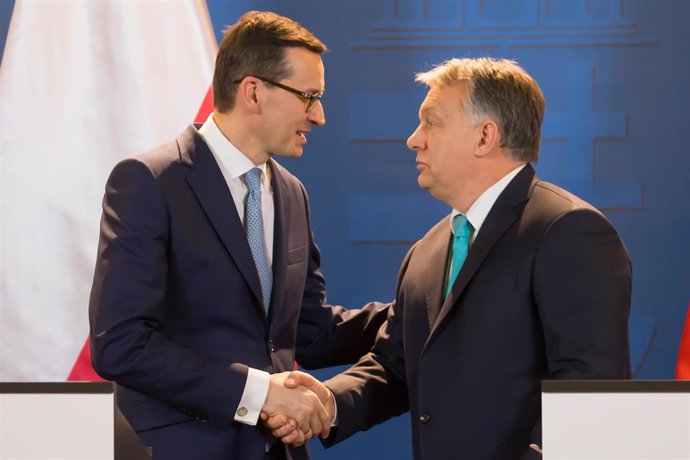Archivo - El primer ministro de Polonia, Mateusz Morawiecki, y el primer ministro de Hungría, Viktor Orbán, se saludan en un encuentro en 2018