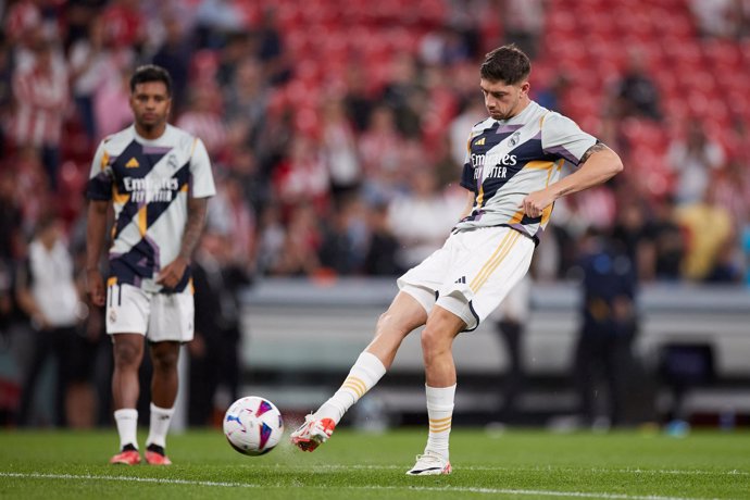 Archivo - Fede Valverde of Real Madrid CF warms up prior the LaLiga EA Sports match between Athletic Club and Real Madrid CF at San Mames on August 12, 2023, in Bilbao, Spain.