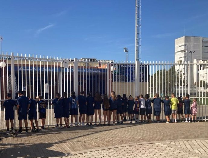 Jugadores del CD Manantial, junto a la verja del Centro Deportivo Sendai, en Sevilla Este, tras la suspensión de los entrenamientos de fútbol.