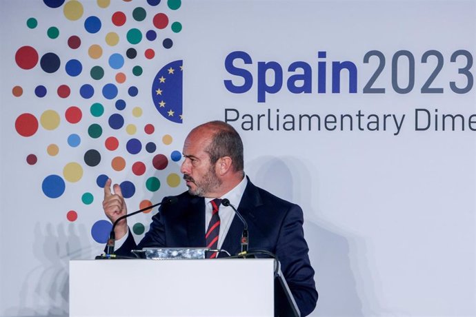 El presidente del Senado, Pedro Rollán, durante la clausura de  la Conferencia Interparlamentaria para la Política Exterior y de Seguridad Común y la Política Común de Seguridad y Defensa de la UE (PESC/PCSD), a 2 de octubre de 2023, en Madrid (España). 