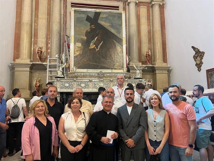 Autoridades y fieles ante el Cristo del Paño