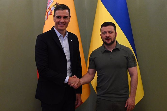 Archivo - El presidente del Gobierno, Pedro Sánchez, con el mandatario ucraniano, Volodimir Zelenski, en el palacio presidencial de Kiev, a 1 de julio de 2023.