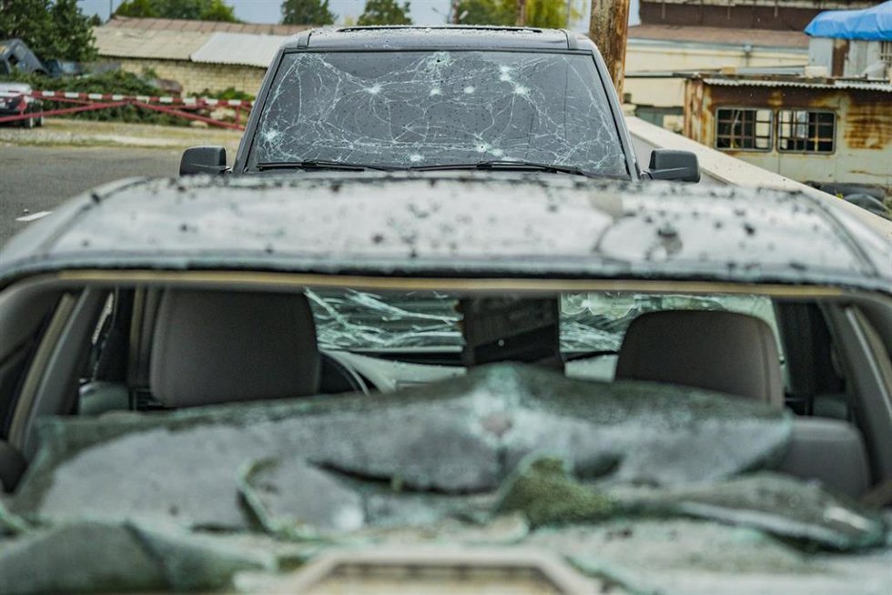 Archivo - Un vehículo destrozado en Stepanakert, la capital de la autoproclamada república de Nagorno Karabaj